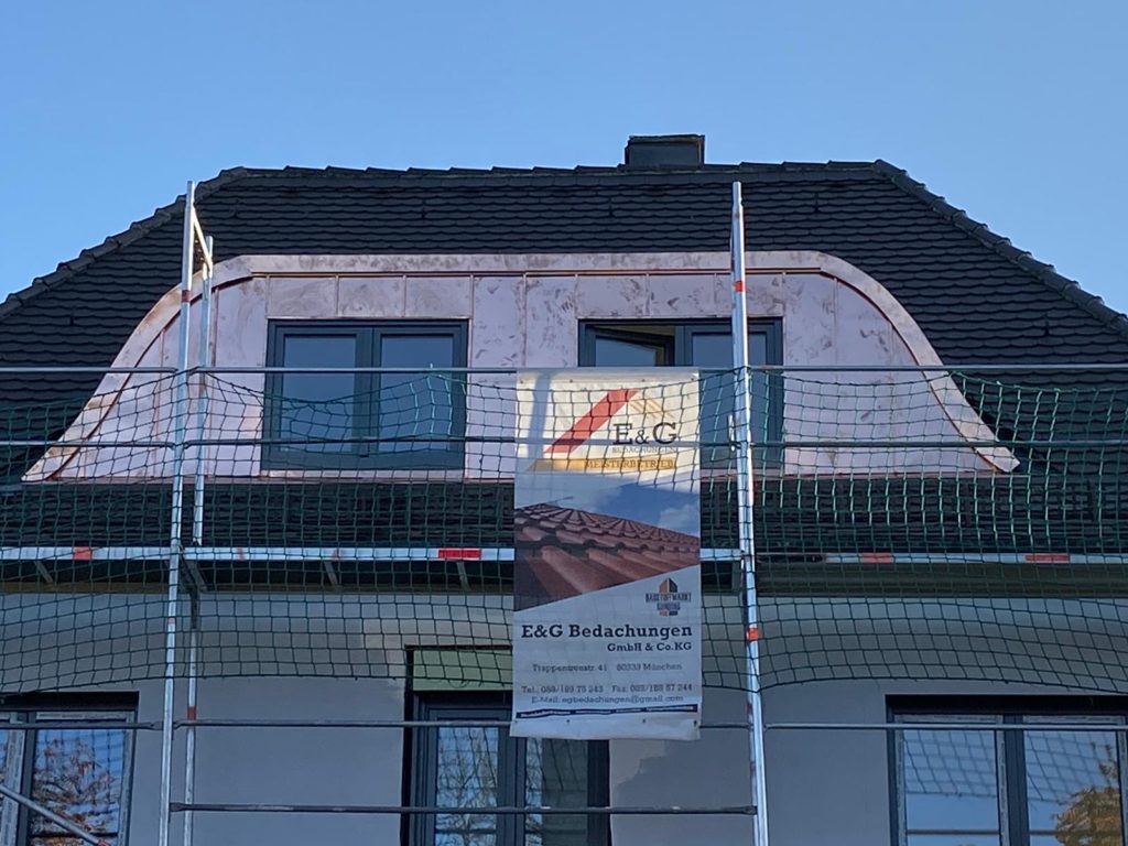 Neues Dach mit Dachgaube von E&G Bedachungen aus München
