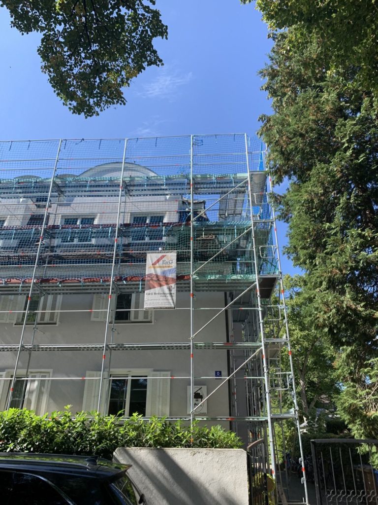 Doppelhaushälfte mit Baugerüst von E&G Bedachungen in München