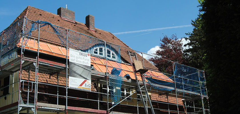 Dachdecker von E&G Bedachungen haben Gerüst an ein Haus in München angebracht