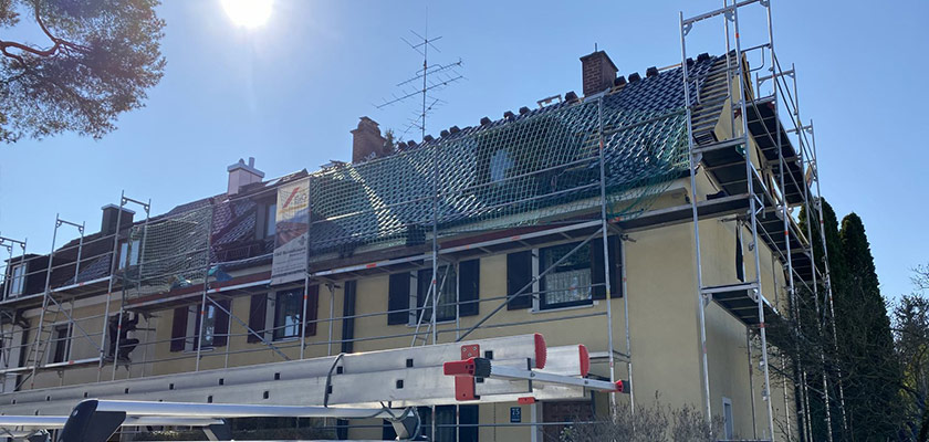E&G Bedachungen beim Dachdecken in München